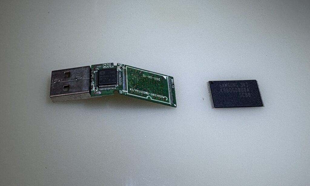 基盤と記憶域ICチップ