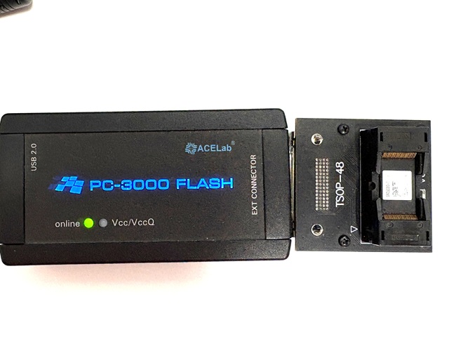 データ復旧装置で解析中
