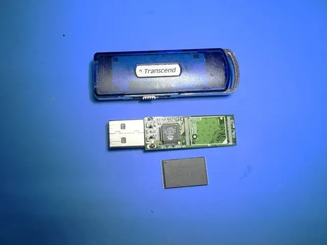 Transcend USBメモリー 基盤とICチップ重度物理障害データ復旧