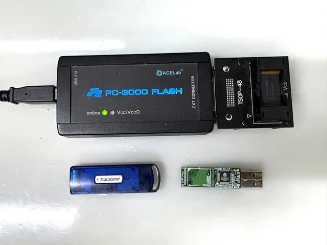 PC-3000 FLASH Transcend USBメモリーのデータ復旧中