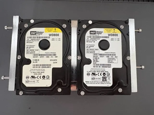 DELLのパソコン本体から取り出したHDD　WD800　と同型のHDD
ヘッド交換作業
