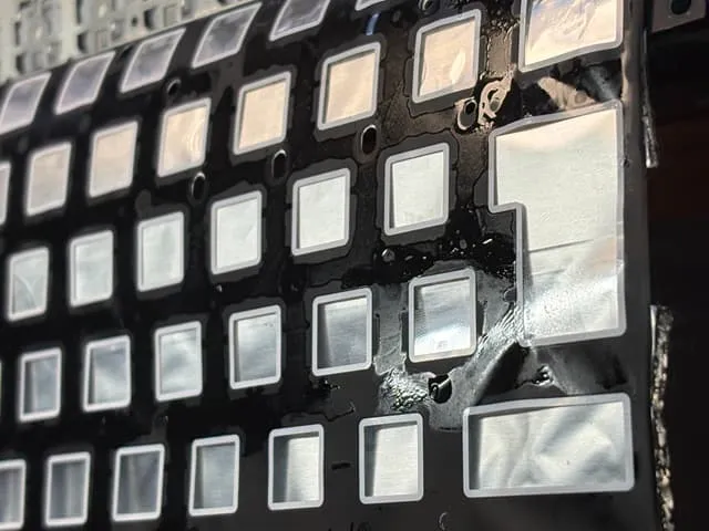 MacBook A3113 キーボードバックライトシールに水没に跡