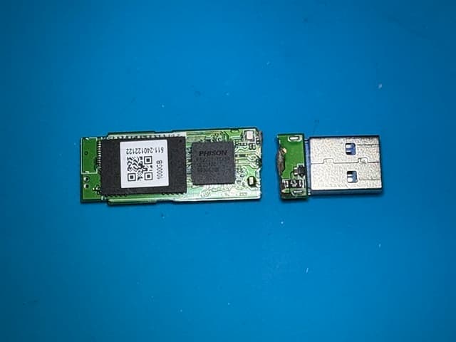 1TB SSD コネクター付近の基盤から7折れて認識しない データ復旧