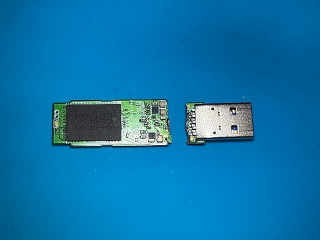 1TB SSD コネクター付近の基盤から7折れて認識しない 裏側 データ復旧